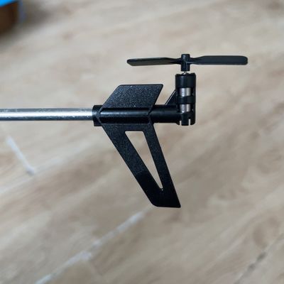 Helicóptero de retención de altura distancia remota 15M HUGTEC 402-C Girar izquierda-derecha Helicóptero juguete de vuelo hacia adelante-atrás
