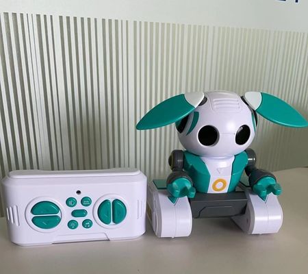 Robots educativos HUGTEC S024 Robot de juguete Control remoto Gestura STEM 3 Música plástica Función de luz automática para unisexo